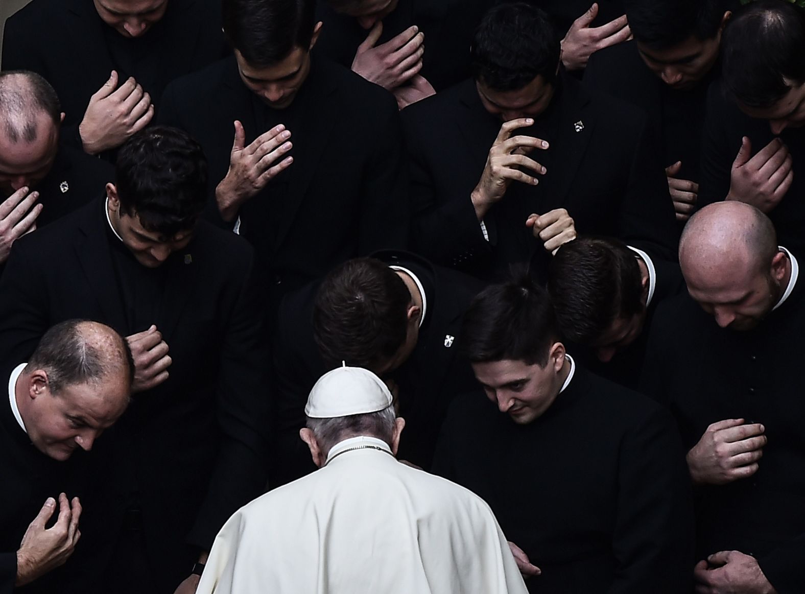 Papa Francis asengana n'abapadiri i Vatican muri Nzeri 2020