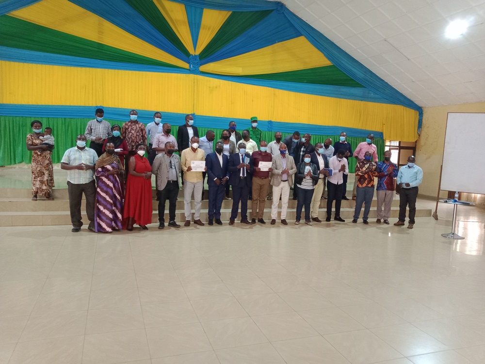 Abayobozi b'Abakarere ka Rusizi bishimira igikombe kahawe na RSSB