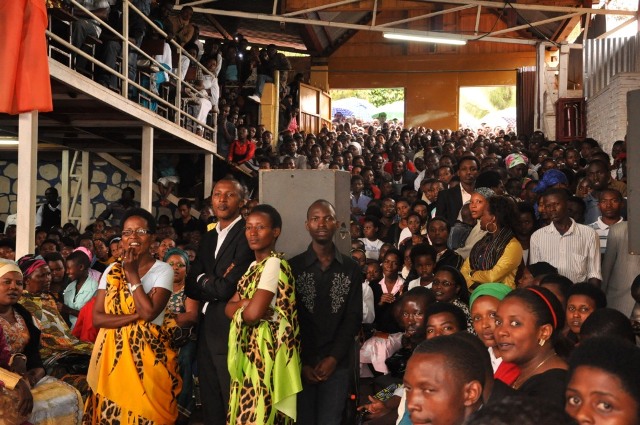 Ubwinshi bw'abantu bwatumye abakerewe batemererwa kwinjira