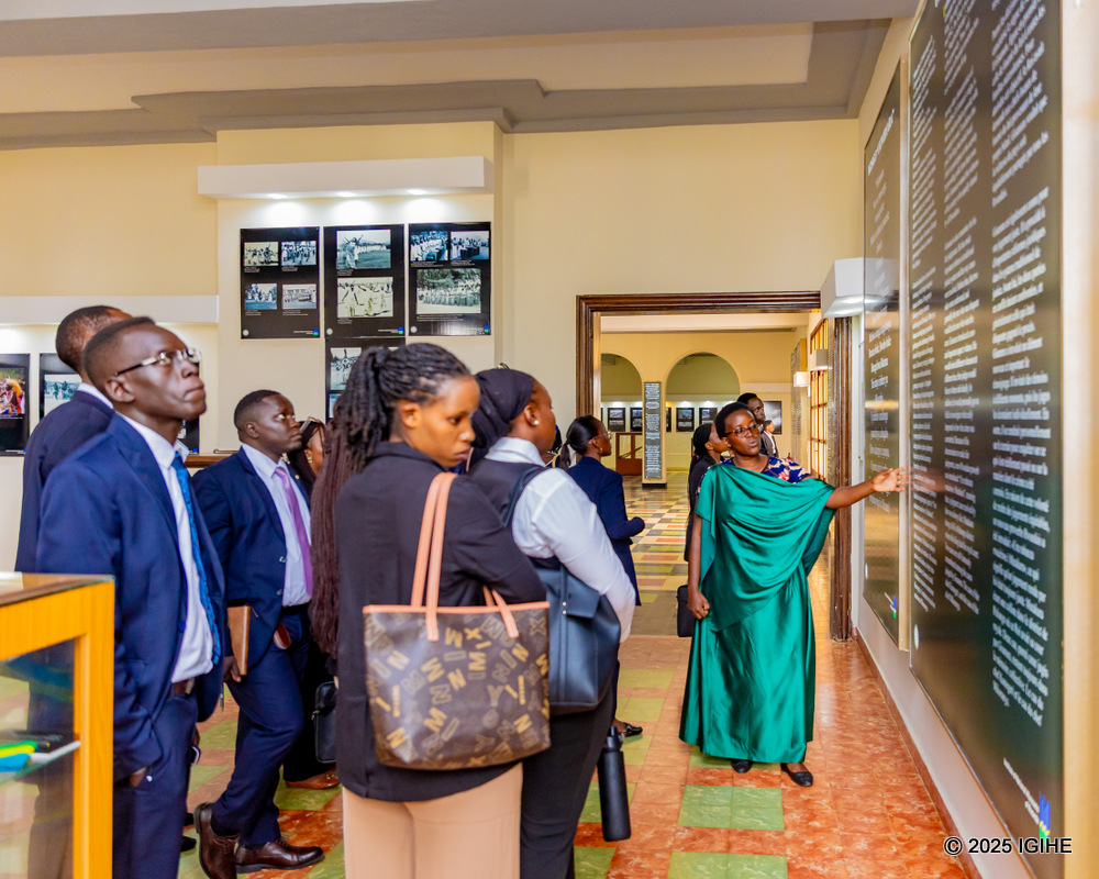 Ubwo basobanurirwaga amateka y'umurage wo kwigira ku Rwanda