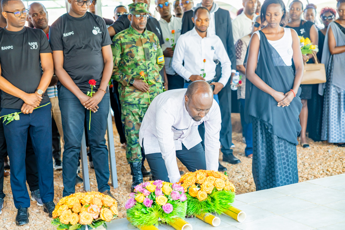 Uhagarariye IBUKA mu rwego rw'Igihugu, ubwo yashyiraga indabo ku mva zishyinguyemo Abatutsi bishwe muri Jenoside