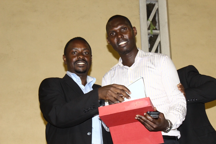 Uhagarariye Korari Hoziana yakira kimwe mu bikombe mu bikombe bahawe
