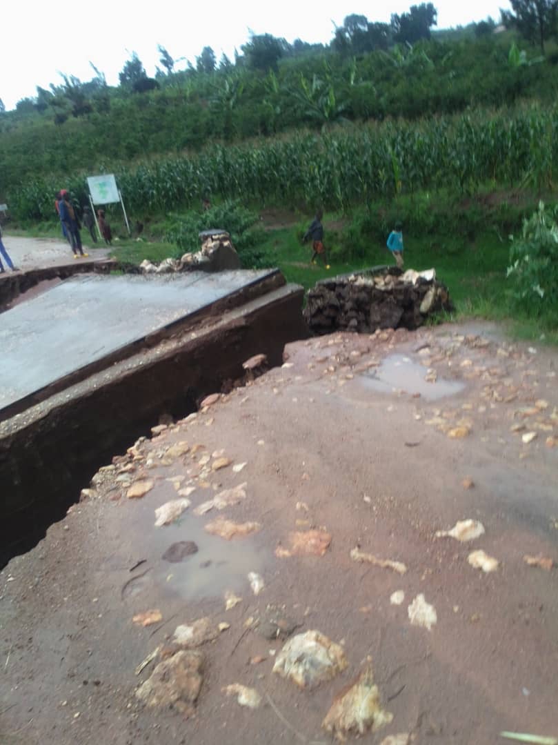Umuhanda uhuza Akarere ka Ruhango na Kamonyi ndetse n'ikiraro gihari byarangiritse