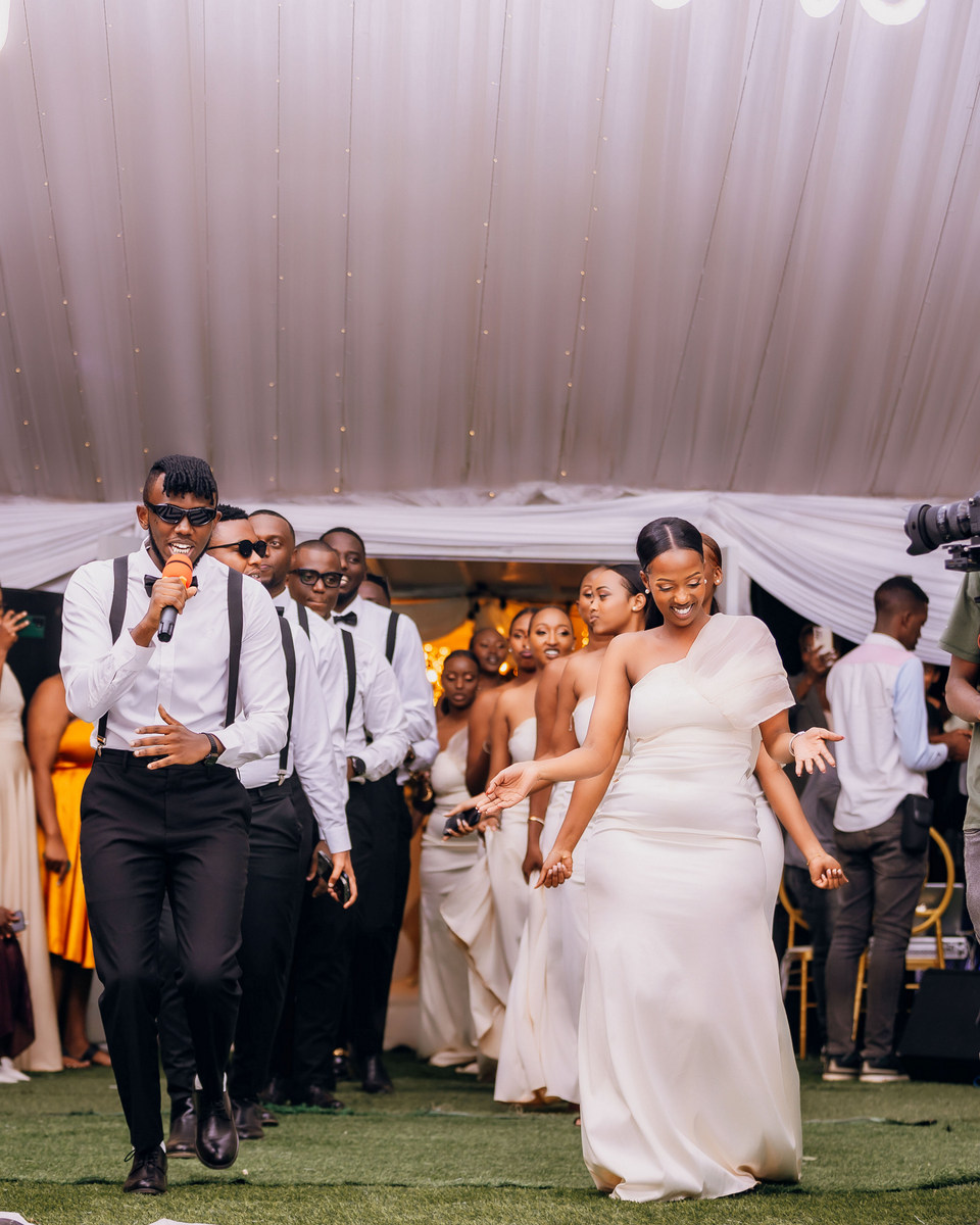 Umuhanzi Chriss Eazy yaririmbiye abageni