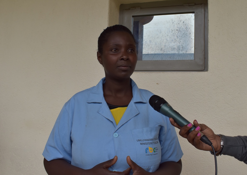 Umujyanama w'Ubuzima Murekatete Denise avuga ko kugenda urugo ku rundi bigisha abaturage byabafashije guhindura imyumvire