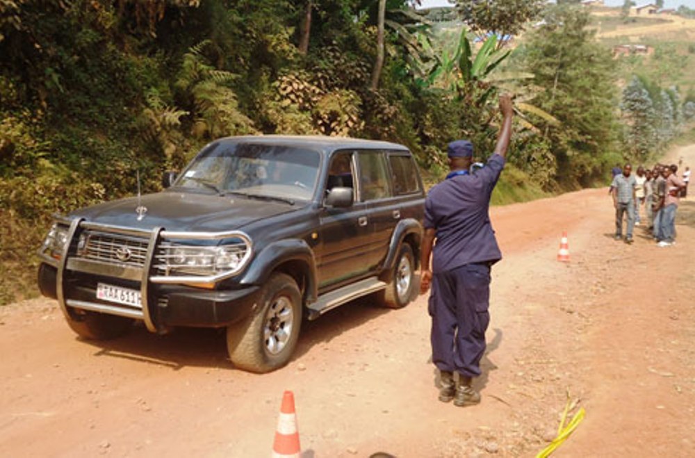 Umupolisi ari gukoresha ikizamini cy'uruhushya rwo gutwara rwa burundu