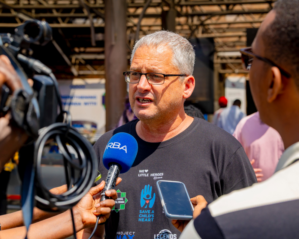 Umuyobozi Mukuru wa Save a Child’s Heart, Simon Fisher, yavuze ko aba baganga bazamara icyumweru mu bitaro bya Faisal