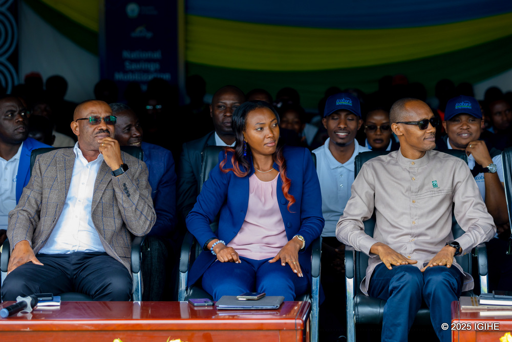 Umuyobozi ushinzwe ibigo by'imari muri Minisiteri y'Imari n'Igenamigambi, Hategekimana Cyrille, yavuze ko umuntu atizigamira ku byo yasaguye ahubwo ari ku byo yinjije