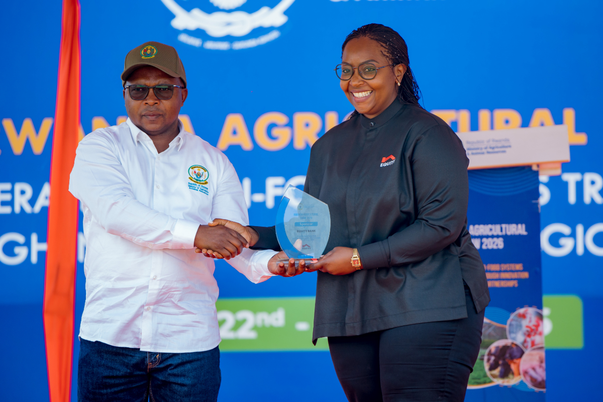 Umukozi ushinzwe Ishami ry’Ubuhinzi n’Ubworozi muri Equity Bank Rwanda, Uwineza Marie Claire ni we washyikirijwe igihembo na Minisitiri w'Ubuhinzi n'Ubworozi, Dr. Ndabamenye Telesphore