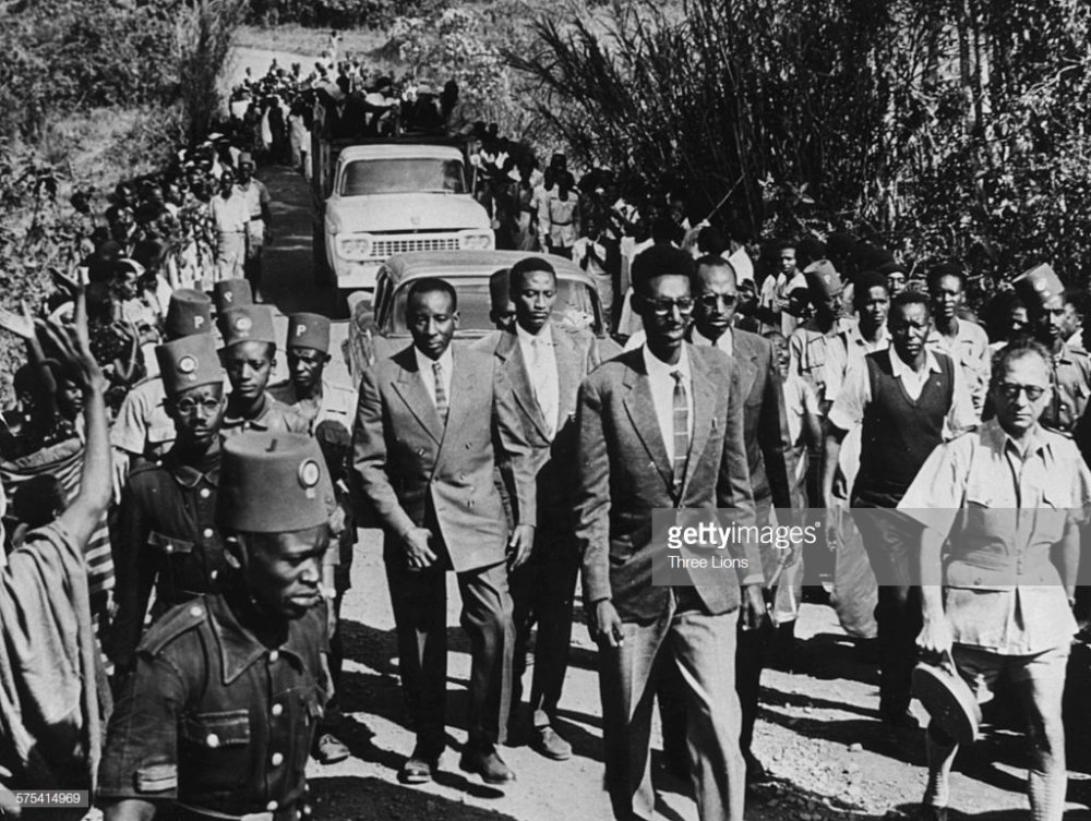 Umwami Kigeli V ashagawe n'abarinzi ndetse n'abaturage mu 1959
