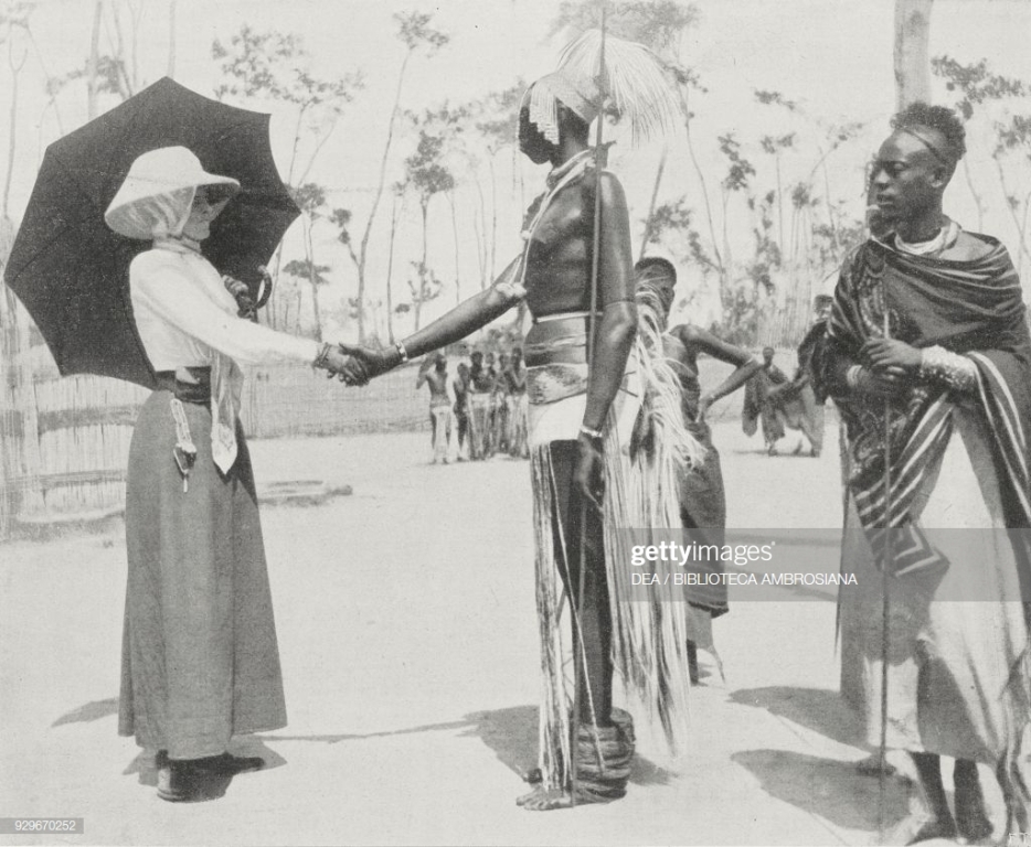 Umwami Musinga asuhuza  igikomangomakazi  Elena d'Aosta wo mu Butaliyani