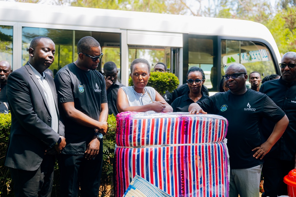 Usanase Antoinette yahawe inkunga irimo ibiryamirwa ndetse n'ibiribwa