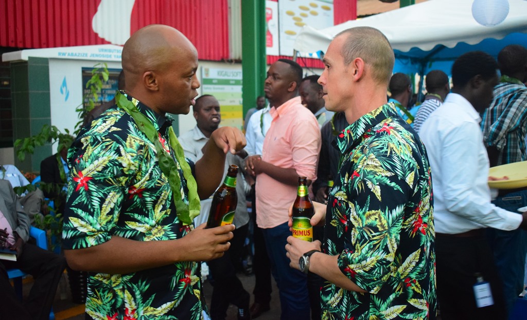 Ushinzwe kwamamaza muri Bralirwa, Peter Karadjov (iburyo) asogongera kuri Primus Citro