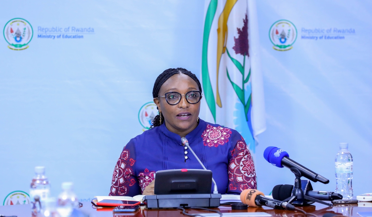 Senateri Dr. Uwamariya Valentine yavuze ko yatangiye kwiga mu mashuri abanza azi gusoma no kwandika no kubara