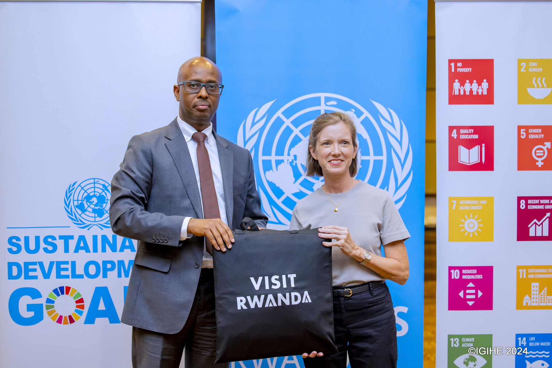Umuyobozi Uhagarariye UNICEF mu Rwanda, Julianna Lindsey (iburyo) usoje imirimo ye yasezeweho