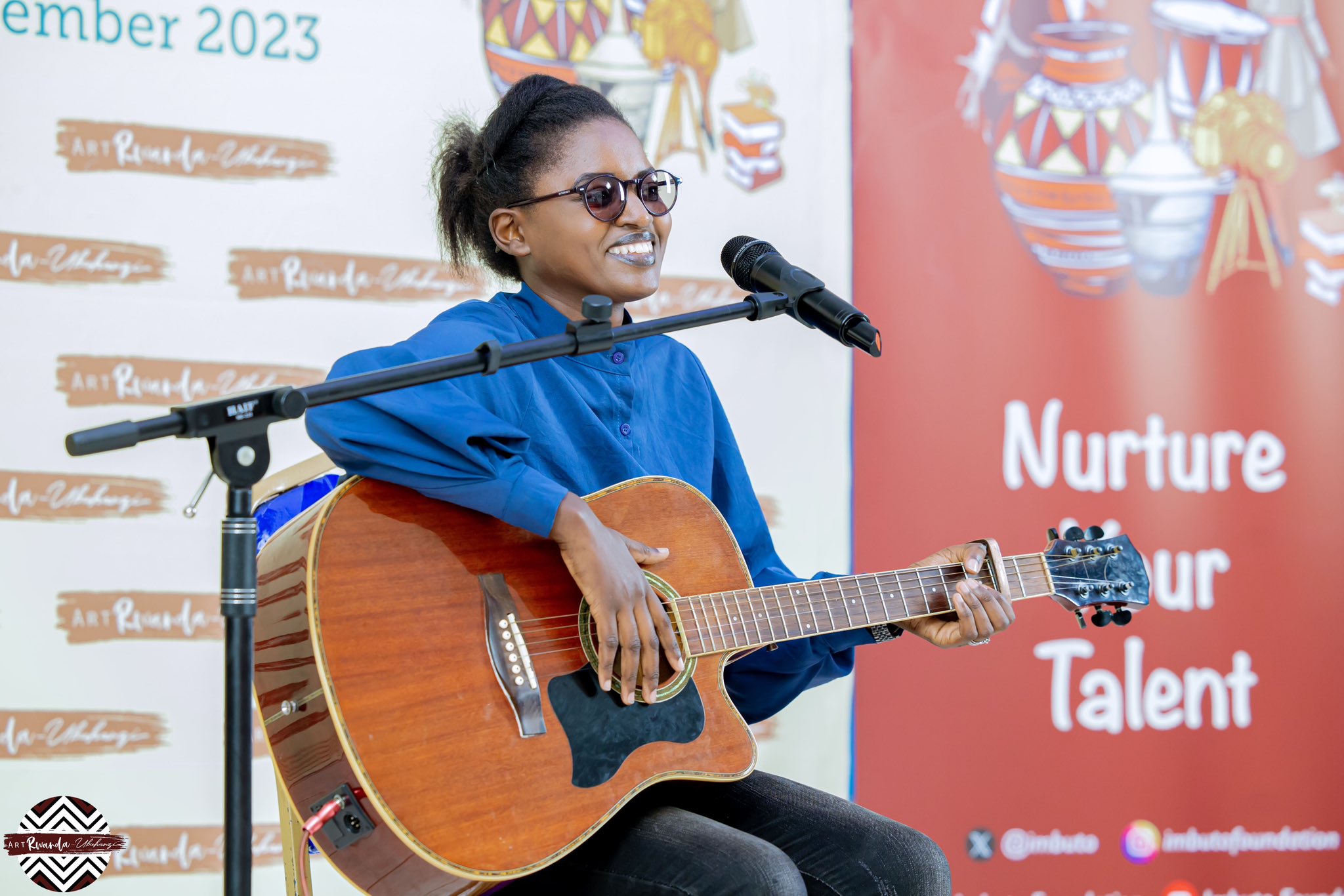 Uwase Aline aririmba indirimbo za Kinyarwanda, anicurangira gitari