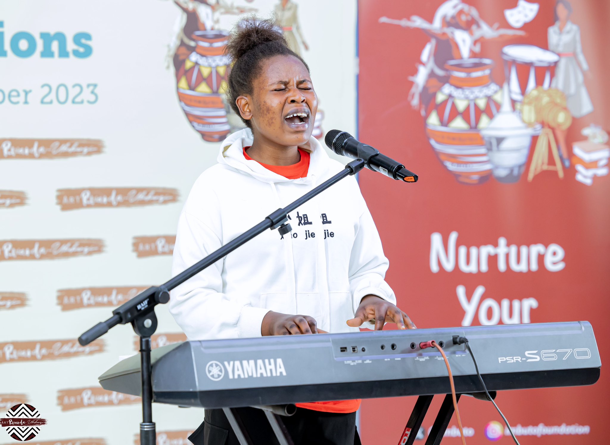 Uwayisenze Jeannette ni umuhanga mu kuririmba anicurangira piano