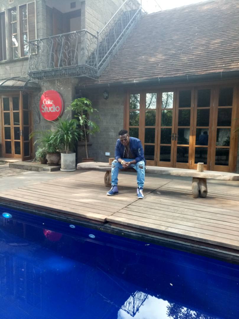 Bruce Melody azamara icyumweru muri Kenya afata amajwi n'amashusho y'indirimbo ahuriyemo n'abandi bahanzi