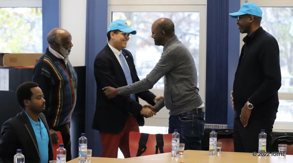 Bamwe mu bitabiriye uyu mwiherero baramukanya na Ambasaderi w'u Rwanda mu Budage, Igor Cesar