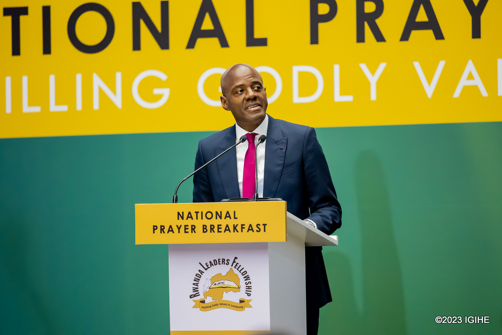Pasiteri Yves Castanou ukomoka mu Bufaransa yavuze ko iyo usubije amaso inyuma ukareba u Rwanda mu myaka 28, ukareba n’aho ruri uyu munsi usanga ibyabaye bifitwemo uruhare n’Imana ndetse ukuboko kwayo kukaba kuri Perezida Paul Kagame n’abandi bayobozi bakuru b’Igihugu