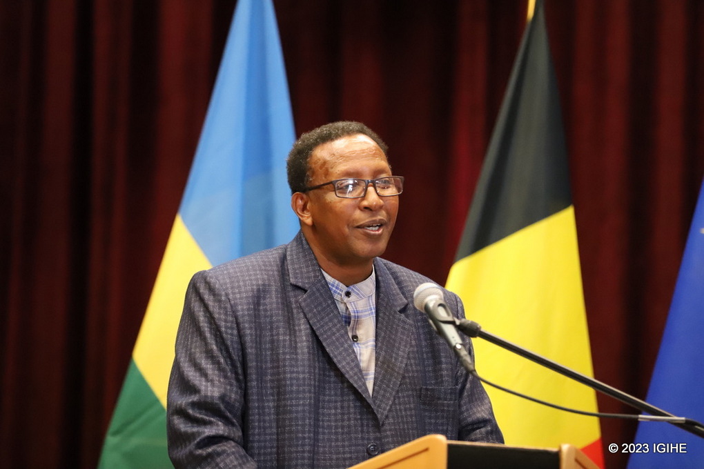 Umwanditsi Rurangwa Jean Marie Vianney wanditse Ikinamico yise “Essuie tes larmes”, aha yavugaga igice cy’umuvugo uyigize