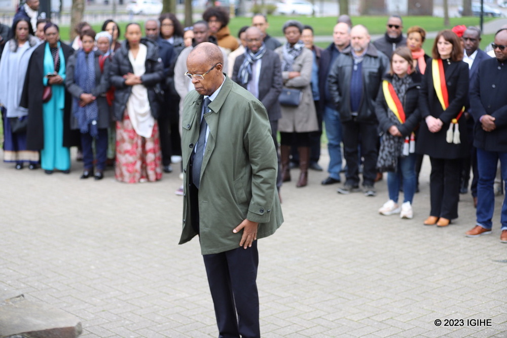 Ambasaderi w’u Rwanda mu Bubiligi, Sebashongore Dieudonné, yunamiye inzirakarengane za Jenoside yakorewe Abatutsi
