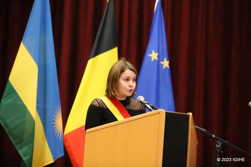 Alicia Monard wari uhagarariye ubuyobozi bukuru bw’Umujyi wa Charleroi yavuze ko Isi ikwiye gukura isomo mu mateka y’ibyo u Rwanda rwanyuzemo
