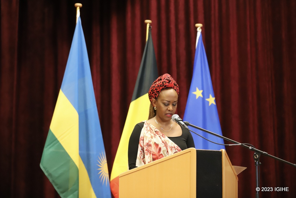 Kamuzima Pamela uhagarariye Diaspora Nyarwanda muri Charleroi yashimye abifatanyije na bo mu muhango wo kwibuka, avuga ko ugamije gusubiza amaso inyuma ku mateka u Rwanda rwanyuzemo