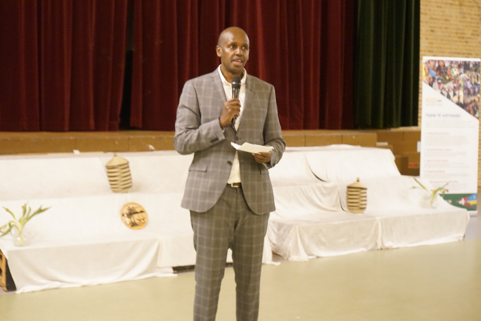 Pastor Tea Misago umuyobozi y'umuryango w'Abanyarwanda batuye mu mujyi wa Copenhagen yatanze ishusho yaho umuryango ugeze wiyubaka kuva utangiye ndetse n'ibikorwa bitadukanye wakoze kugeza muri uyu mwaka