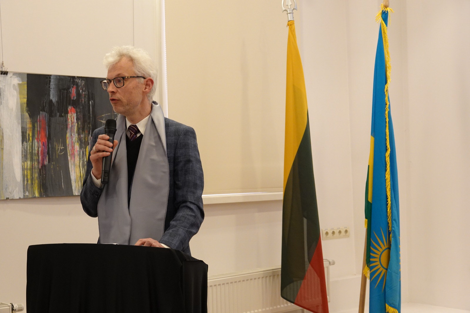 Umwarimu muri Kaminuza ya Mykolas Romeris, Prof Justinas Žilinskas yatanze ubutumwa ku bitabiriye iki gikorwa cyo Kwibuka Jenoside Yakorewe Abatutsi