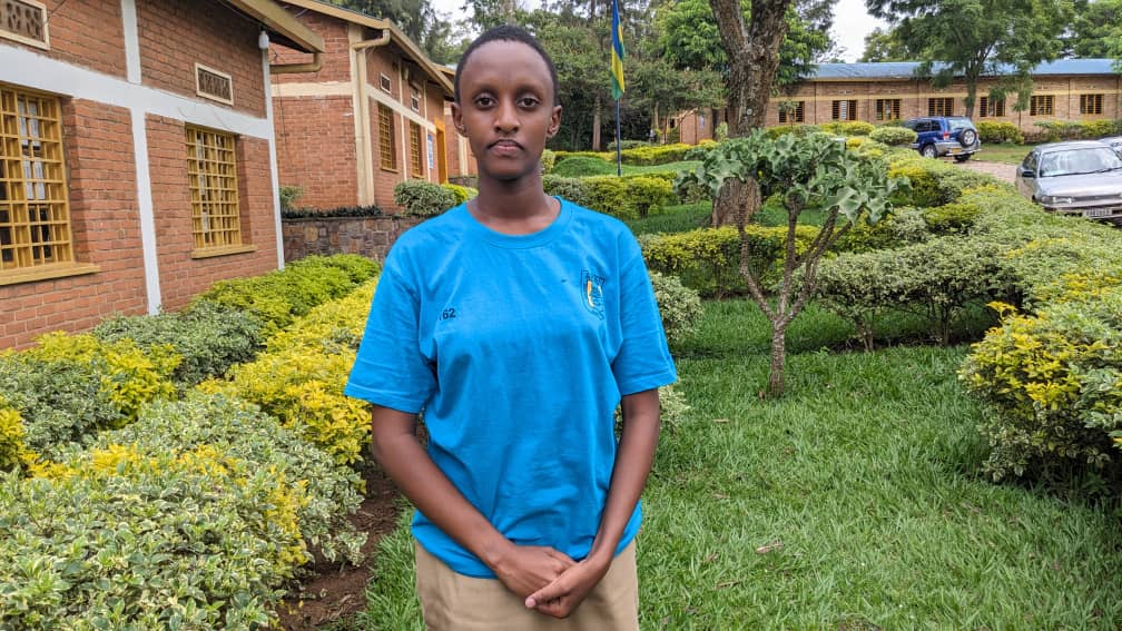Keza Samuella wiga muri APEBU Nyamata yiyemeje kwigisha abo bigana n'abaturanyi uko barwanya imihindagurikire y'ikirere