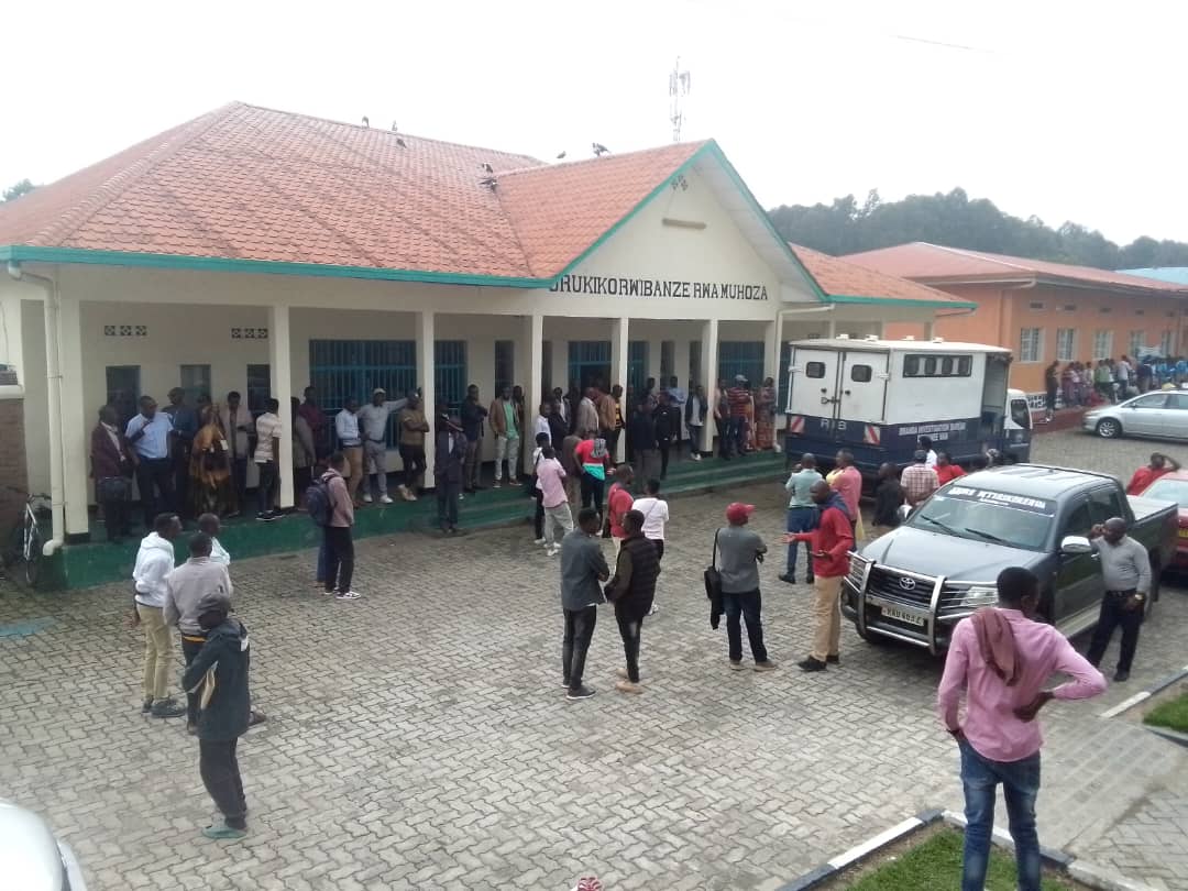 Abantu bari benshi bari baje gukurikira urubanza, barimo n'abahoze ari abakirisitu ayoboye