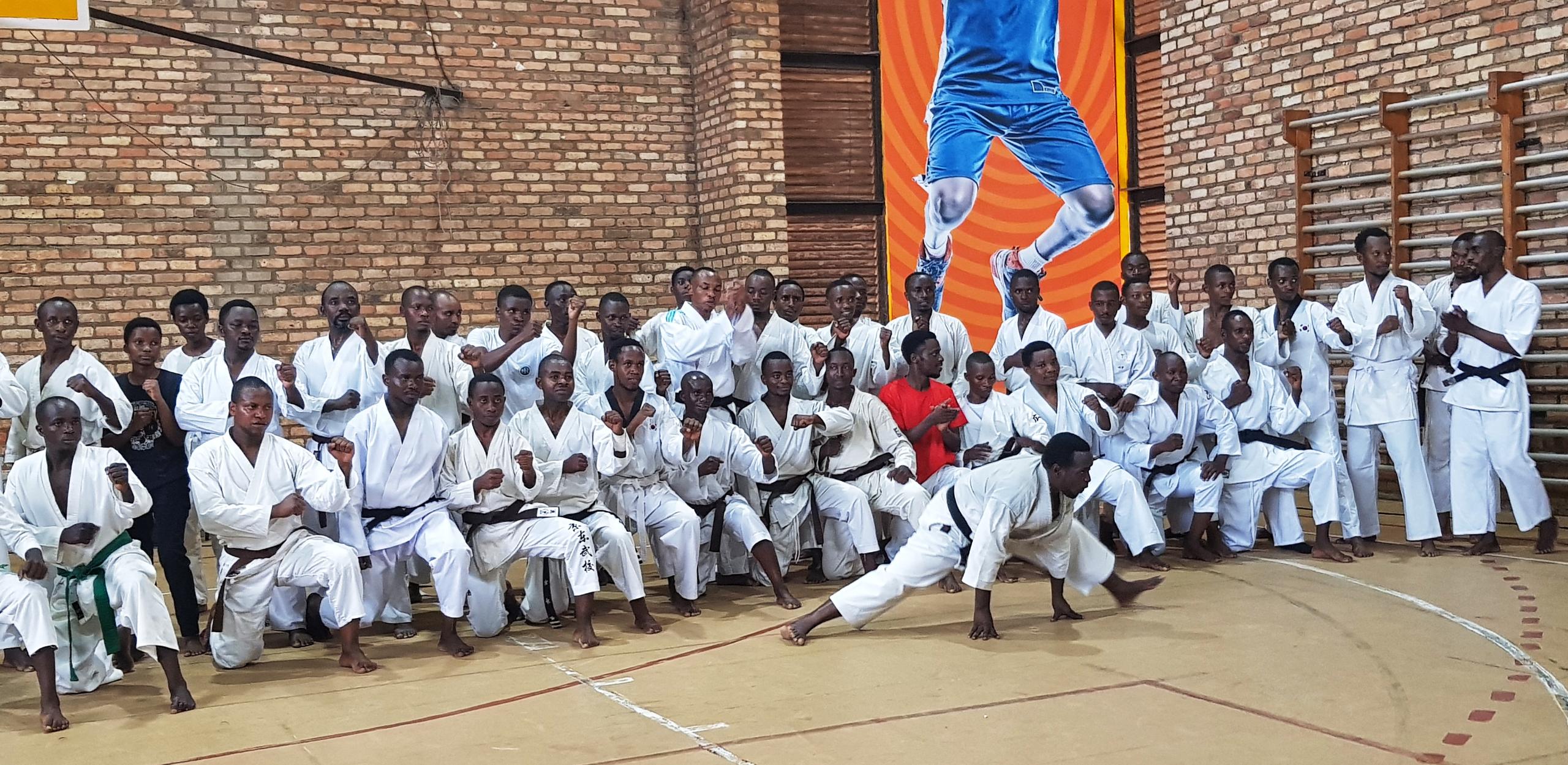Nyuma y'amahugurwa, hafashwe n'ifoto y'urwibutso