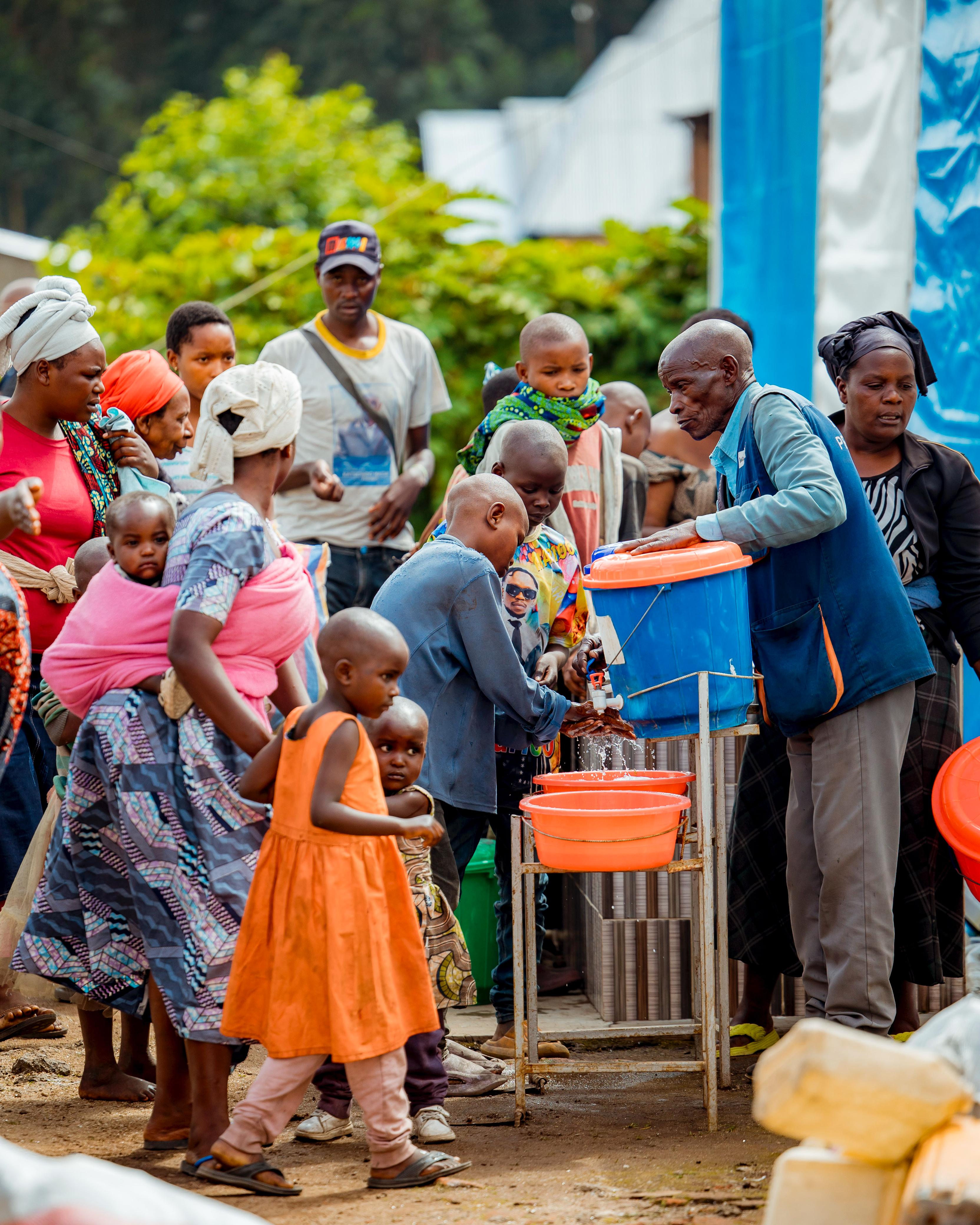 Babanje gukaraba intoki mbere yo kwinjira imbere mu nkambi