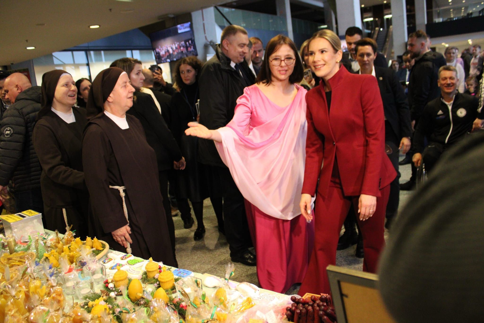 Umugore wa Perezida wa Pologne (wambaye ibitukura) n'umugore wa Ambasaderi w'u Rwanda muri Pologne basuye imiryango iterwa inkunga na SHOM