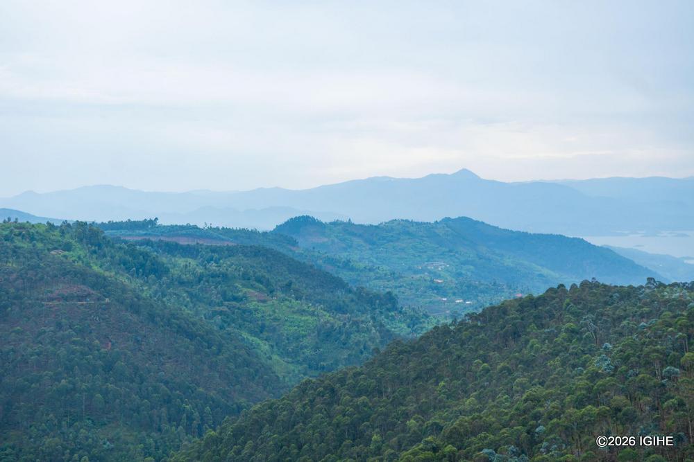 Imisozi y'i Rutsiro n'Ikiyaga cya Kivu byongera ubwiza bwa Umutuzo Lodge