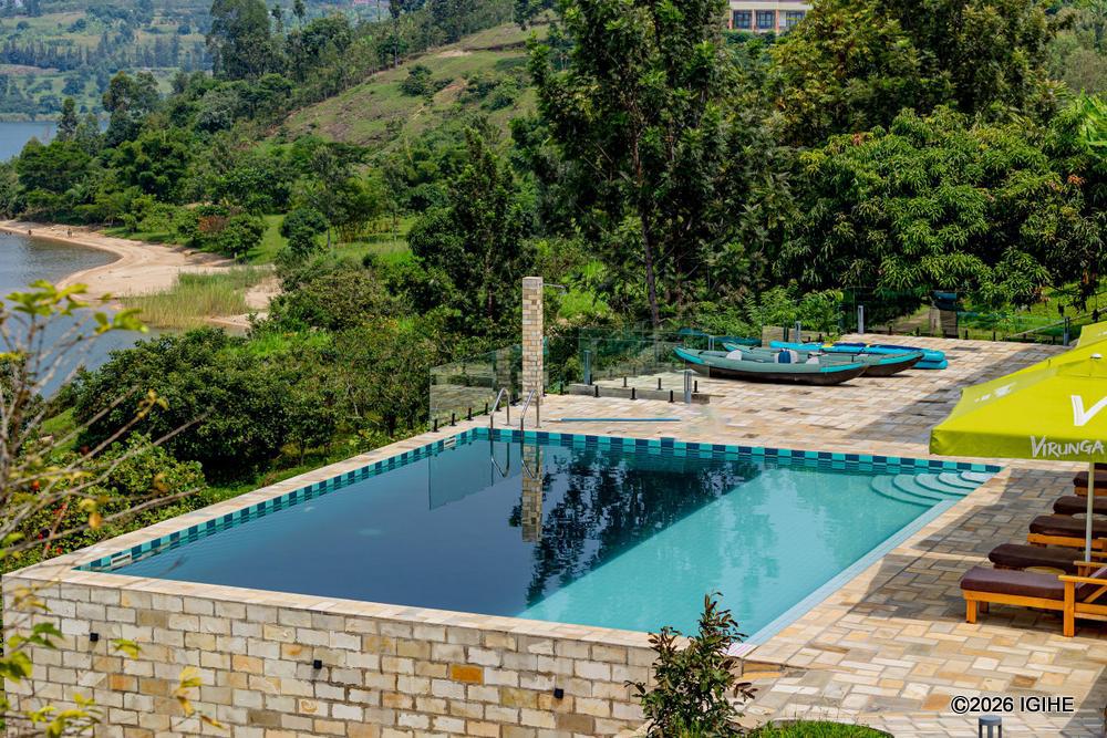 Uri muri piscine ya Umutuzo Lodge, aba abona Ikiyaga cya Kivu hafi aho