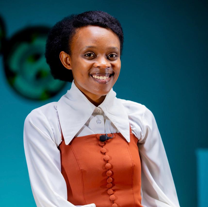 Niyifasha ni umwe mu bakobwa bake bacuranga inanga
