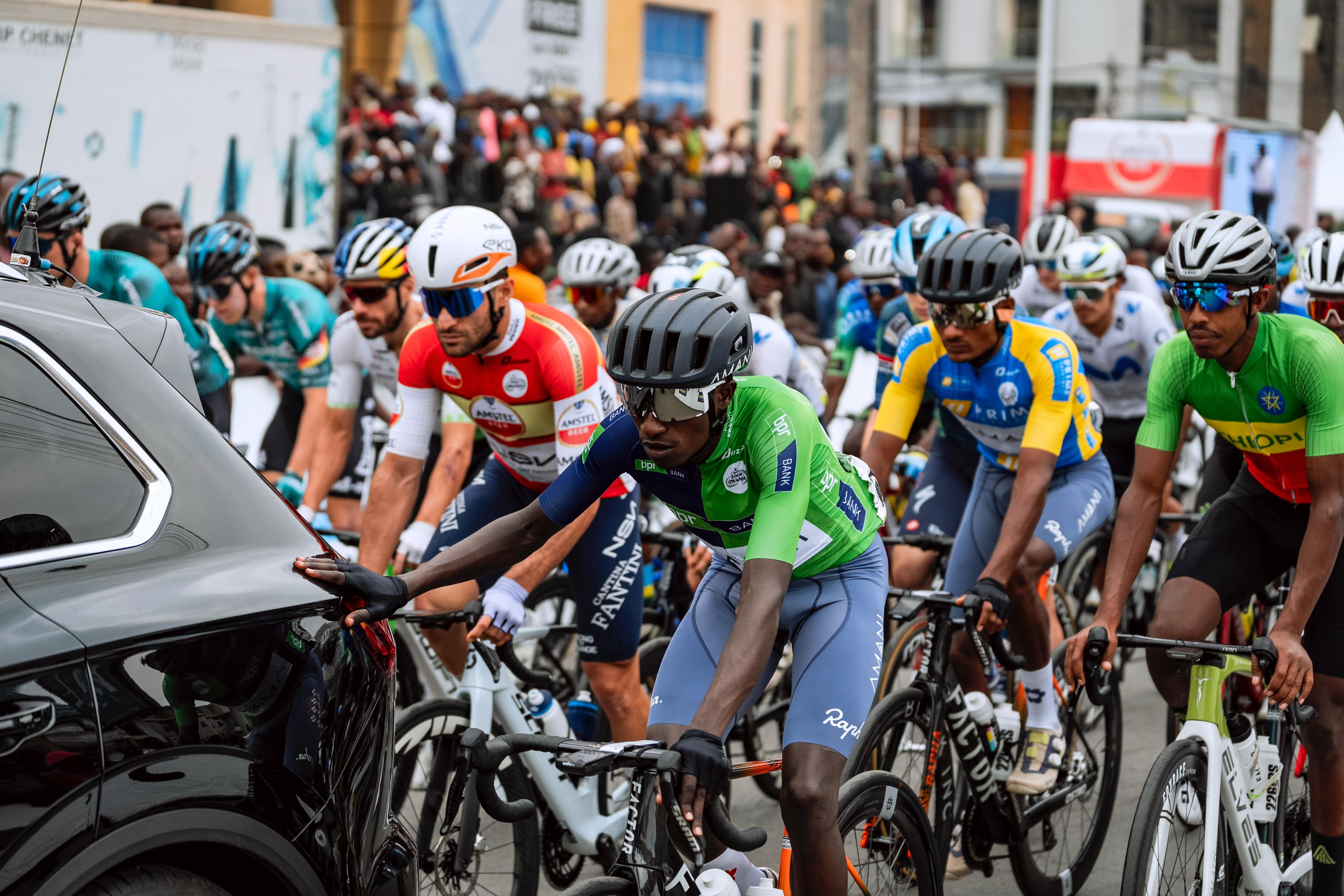 Niyonkuru Samuel (imbere) ni we Munyarwanda wasoreje hafi, ku mwanya wa 16, muri Tour du Rwanda 2026