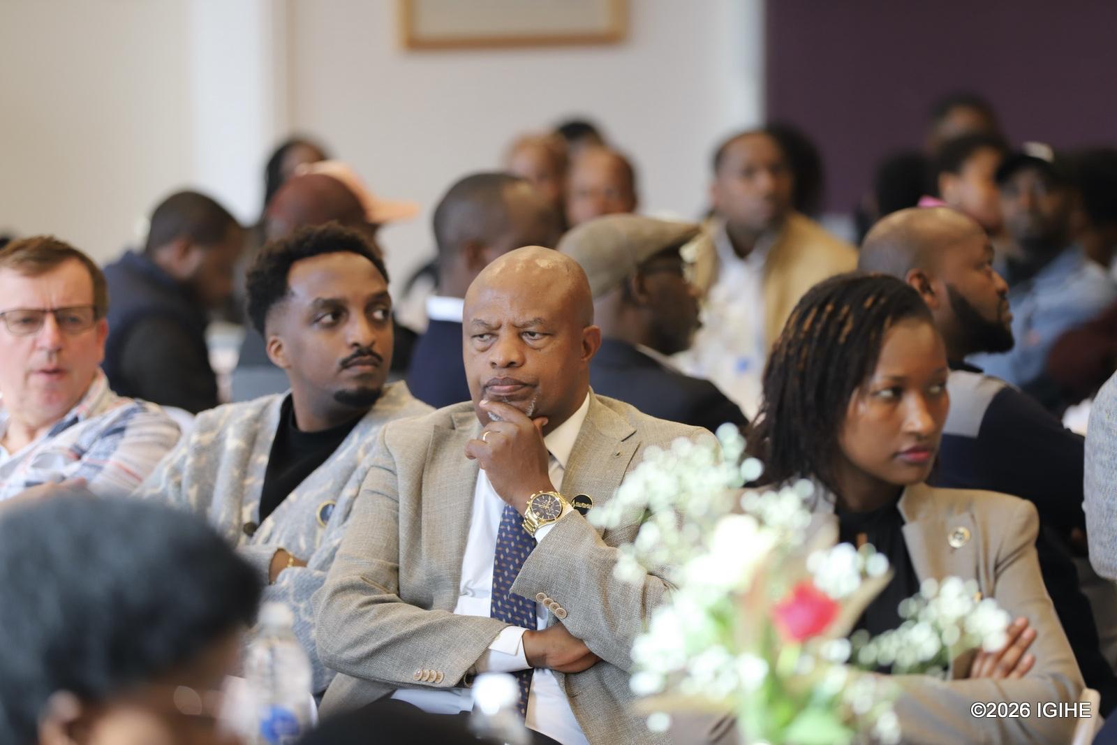 Iki gikorwa cyasojwe n’igicaniro cyabaye nimugoroba, kiyobowe na Miheto Tatien (hagati) kirangwa n’ubuhamya no kwerekana amafoto y’abazize Jenoside, hagamijwe gukomeza kubibuka no kubaha icyubahiro