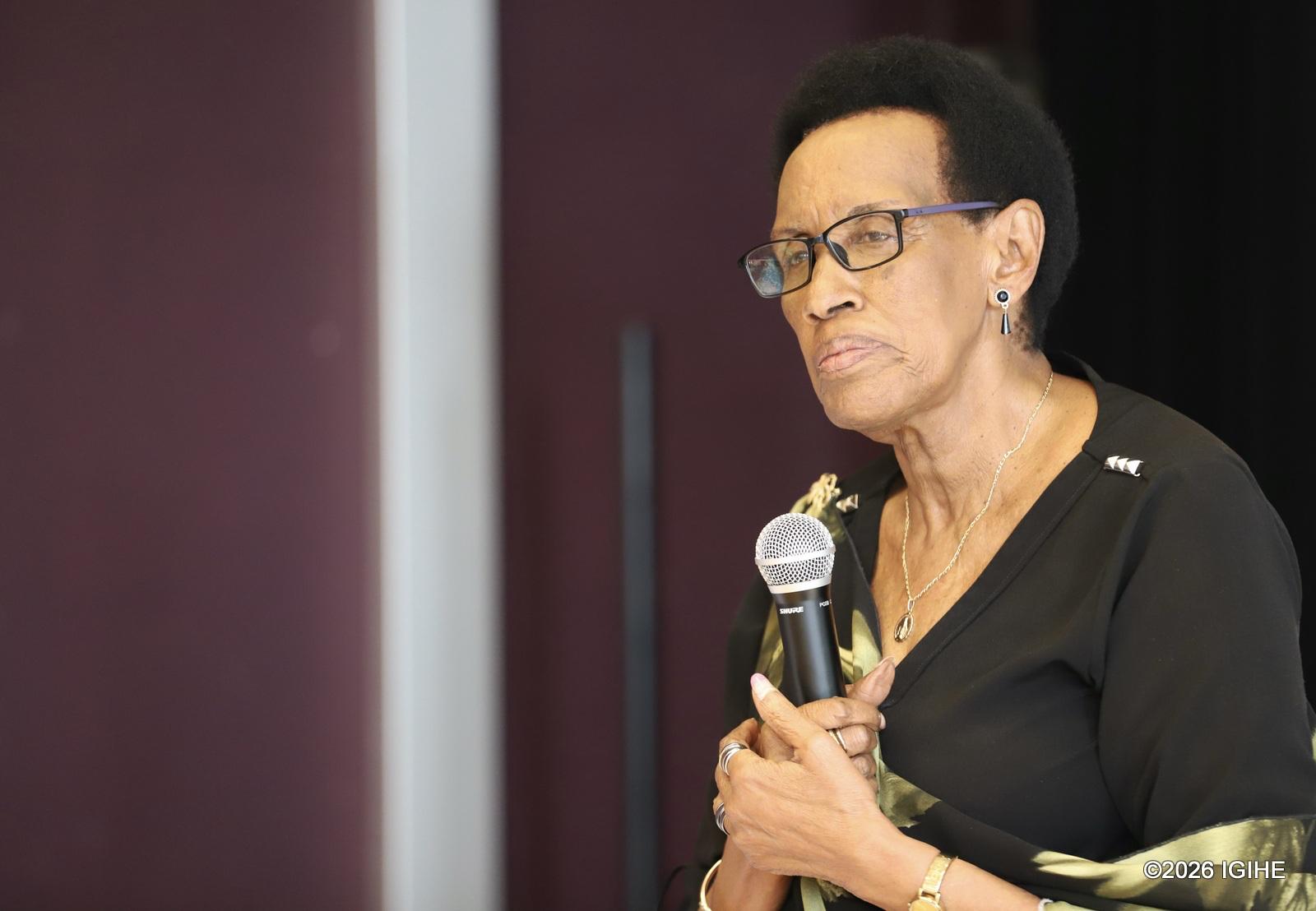 Umuhanzi Mariya Yohani, nk’umubyeyi, yatanze ubutumwa mu buryo butuje kandi bukomeza abarokotse Jenoside yakorewe Abatutsi, aririmba indirimbo yahimbye zishingiye ku mateka yakozeho ubushakashatsi ku buryo abe bishwe
