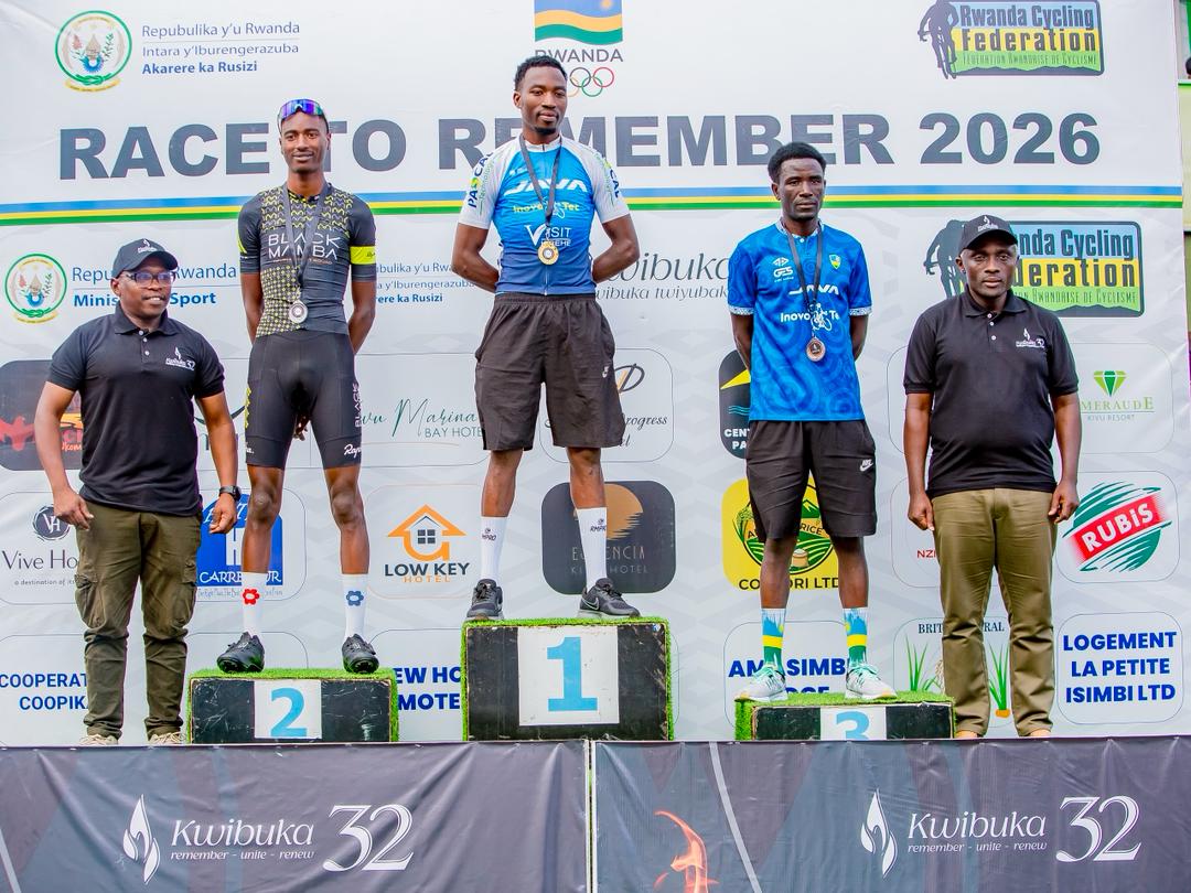 Visi Perezida wa Mbere wa FERWACY, Bigango Valentin na Meya w'Akarere ka Rusizi, Sindayiheba Phanuel, bahemba abakinnyi bitwaye neza mu bagabo