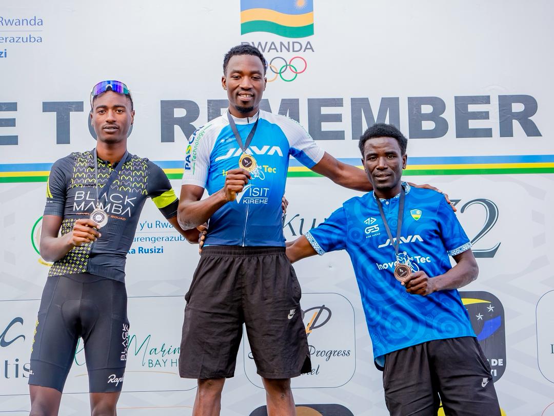 Tuyizere Hashim (ibumoso), Nsengiyumva Shemu (hagati) na Byukusenge Patrick (iburyo) ni bo bitwaye neza mu bagabo