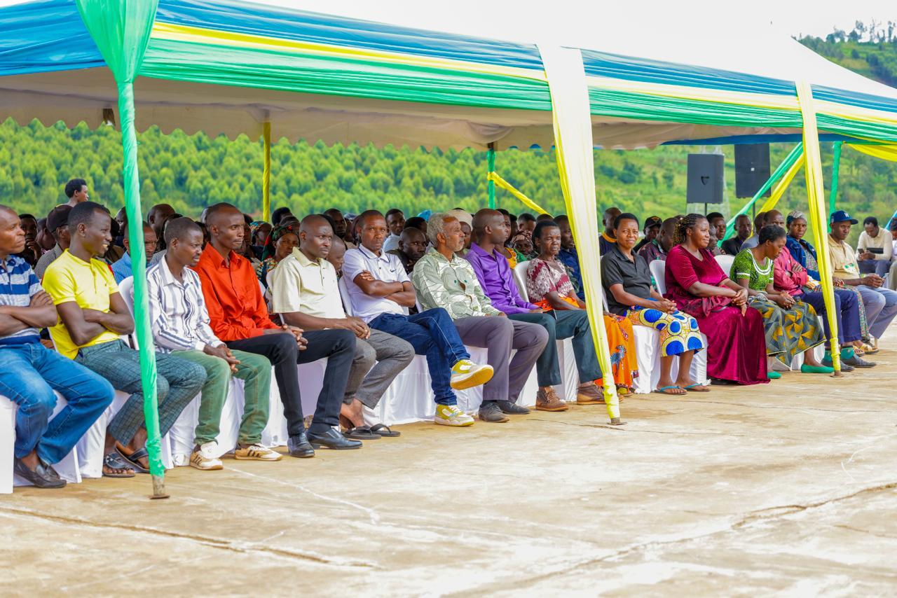 Abaturage bo mu turere twa Ngoma na Kirehe bari bitabiriye ibiganiro bagiranye na Minisitiri wa Minaloc