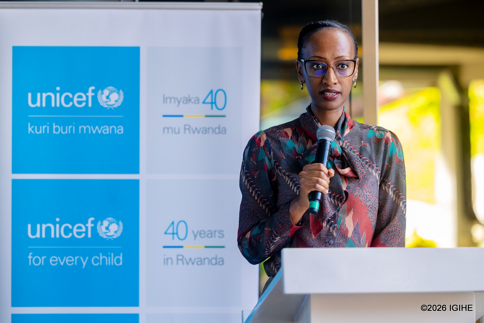 Umuyobozi wa One Acre Fund mu Rwanda, Belinda Bwiza, aganiriza abitabiriye itangizwa ry'umushinga wo gutera ibiti mu mashuri 4.000 yo mu Rwanda