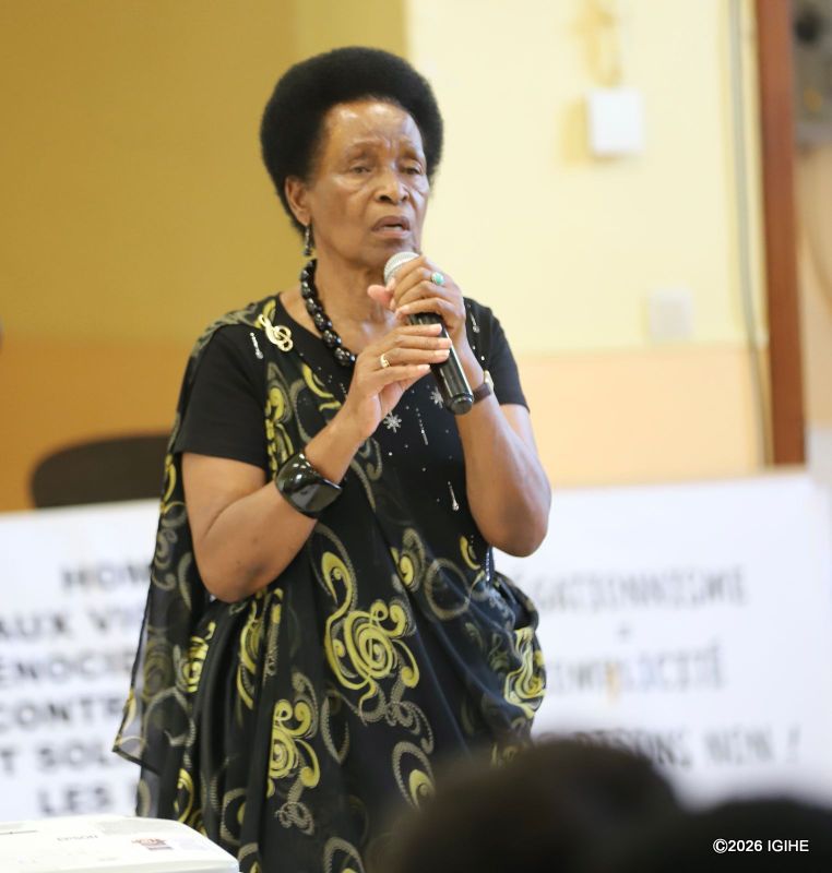 Nyiranyamibwa Suzanne ahoza abitabiriye Kwibuka32 i Charleroi mu ndirimbo zituje yahimbye zo kwibuka