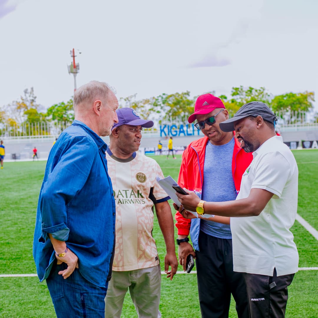 Umuyobozi wa Tekinike muri FERWAFA, Gérard Buscher (ibumoso), Habyarimana Florent wo muri Minisiteri ya Siporo, Umuyobozi Mukuru wa REB, Dr. Mbarushimana Nelson (wambaye ingofero itukura) n'Umuyobozi wa Tekinike muri FRSS, Habiyambere Emmanuel