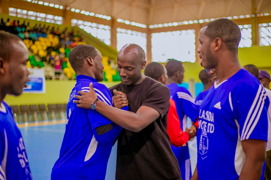 Umuyobozi Mukuru ushinzwe Iterambere rya Siporo muri Minisiteri ya Siporo, Gilbert Muvunyi Manier, asuhuza abakinnyi mbere y'umukino wa nyuma wa Handball mu bahungu
