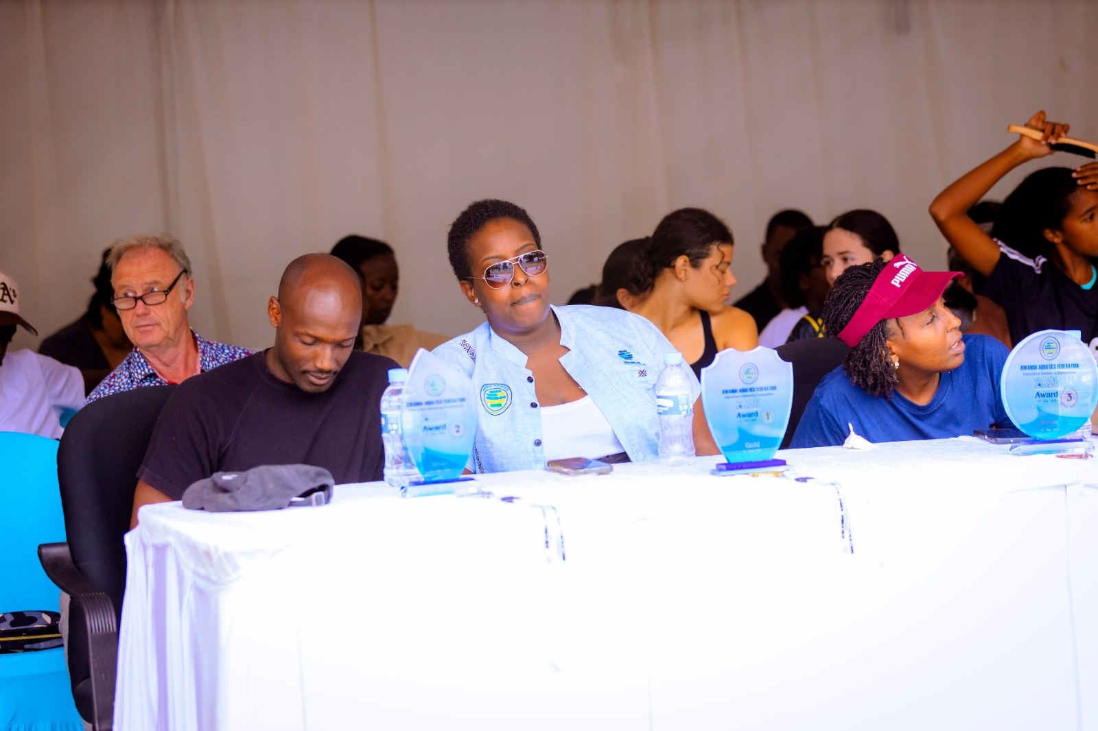 Umuyobozi Mukuru ushinzwe Iterambere rya Siporo muri Minisiteri ya Siporo, Muvunyi Gilbert (ibumoso) na Munyana Cynthia uyobora RAF