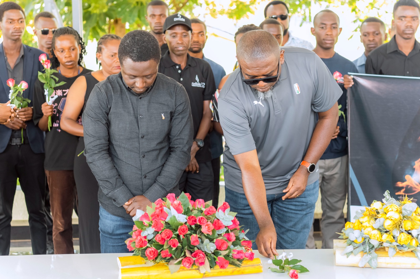 Perezida w’Agateganyo wa AEPS, Turikumana Étienne na Shema Maboko Didier wahoze ayobora iri Shyirahamwe, bashyira indabo ku mva zishyinguyemo Abatutsi mu Rwibutso rwa Kibagabaga